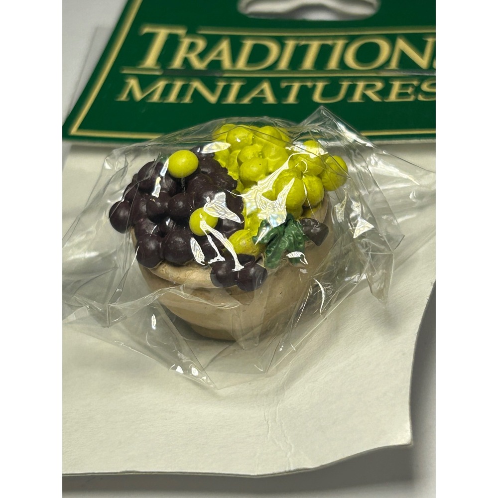 Tradition Miniatures Resin Fruit Bowl Grapes Dollhouse Accessory BQ975-W